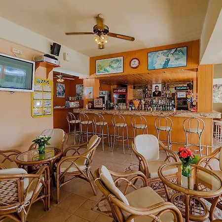 埃斯梅拉达酒店 公寓式酒店 Kremastí